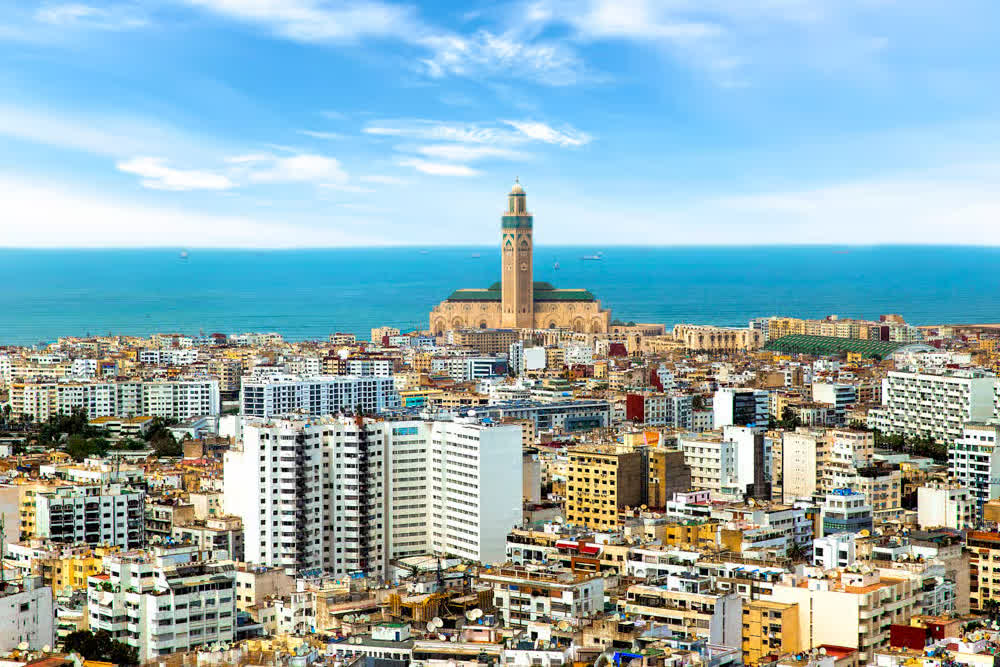 Vue de Casablanca et de la Corniche depuis une voiture en bord de mer